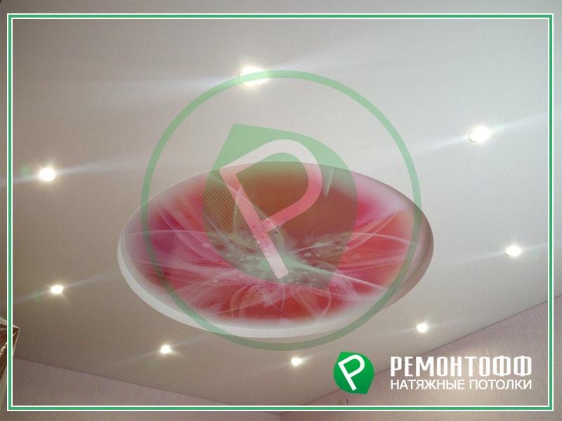 Натяжной потолок с фотопечатью 6,3 м2 фото в Перми, натяжной потолок с рисунком, точечными светильниками и люстрой в небольшой комнате